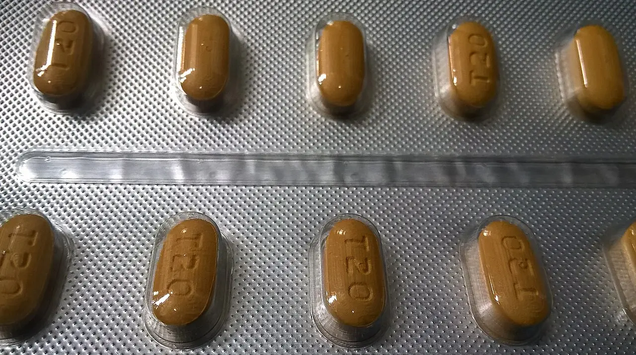 Cartela prateada com 10 comprimidos amarelos de tadalafila