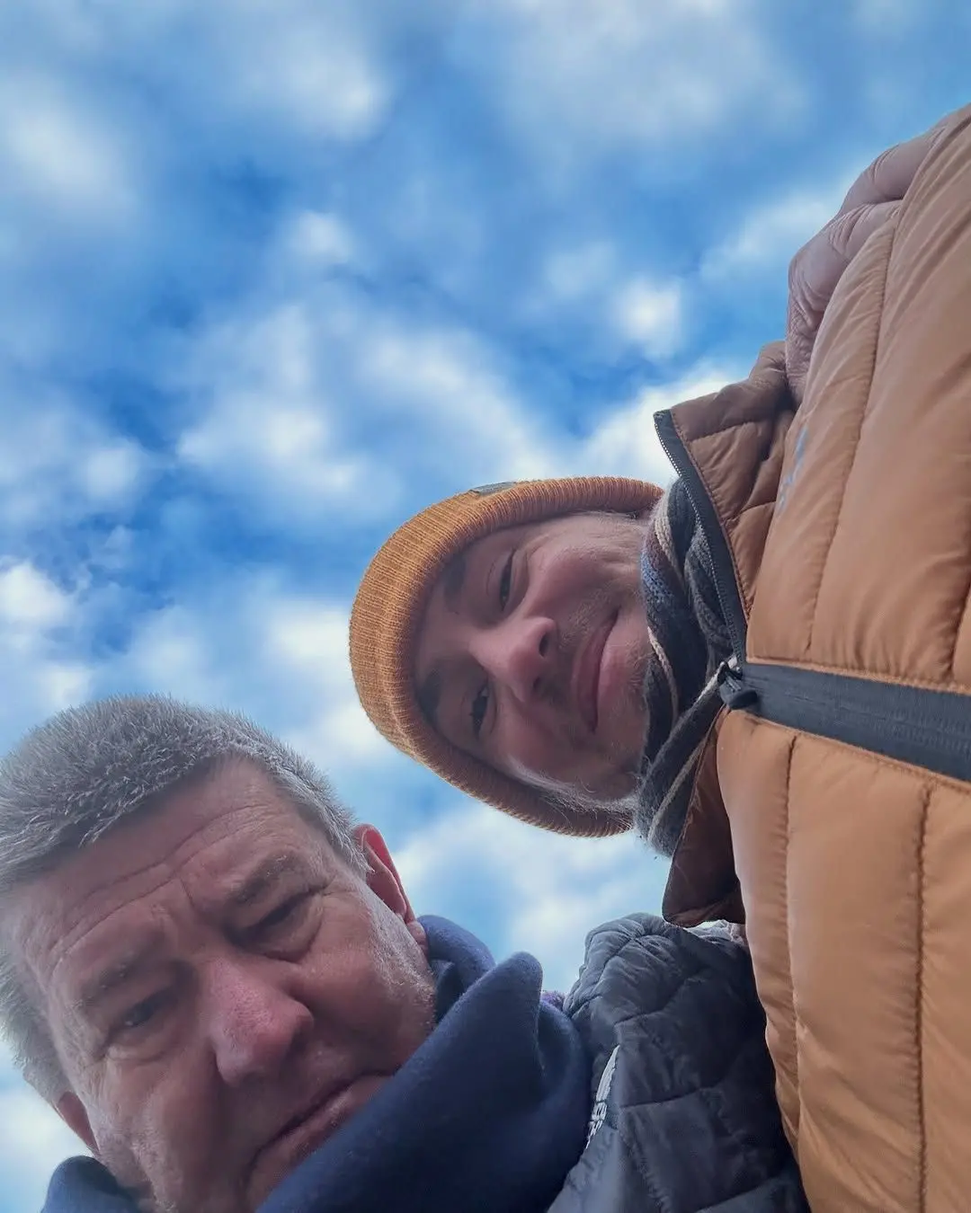 selfie de vitor kley e o pai, ivan, com céu azul ao fundo