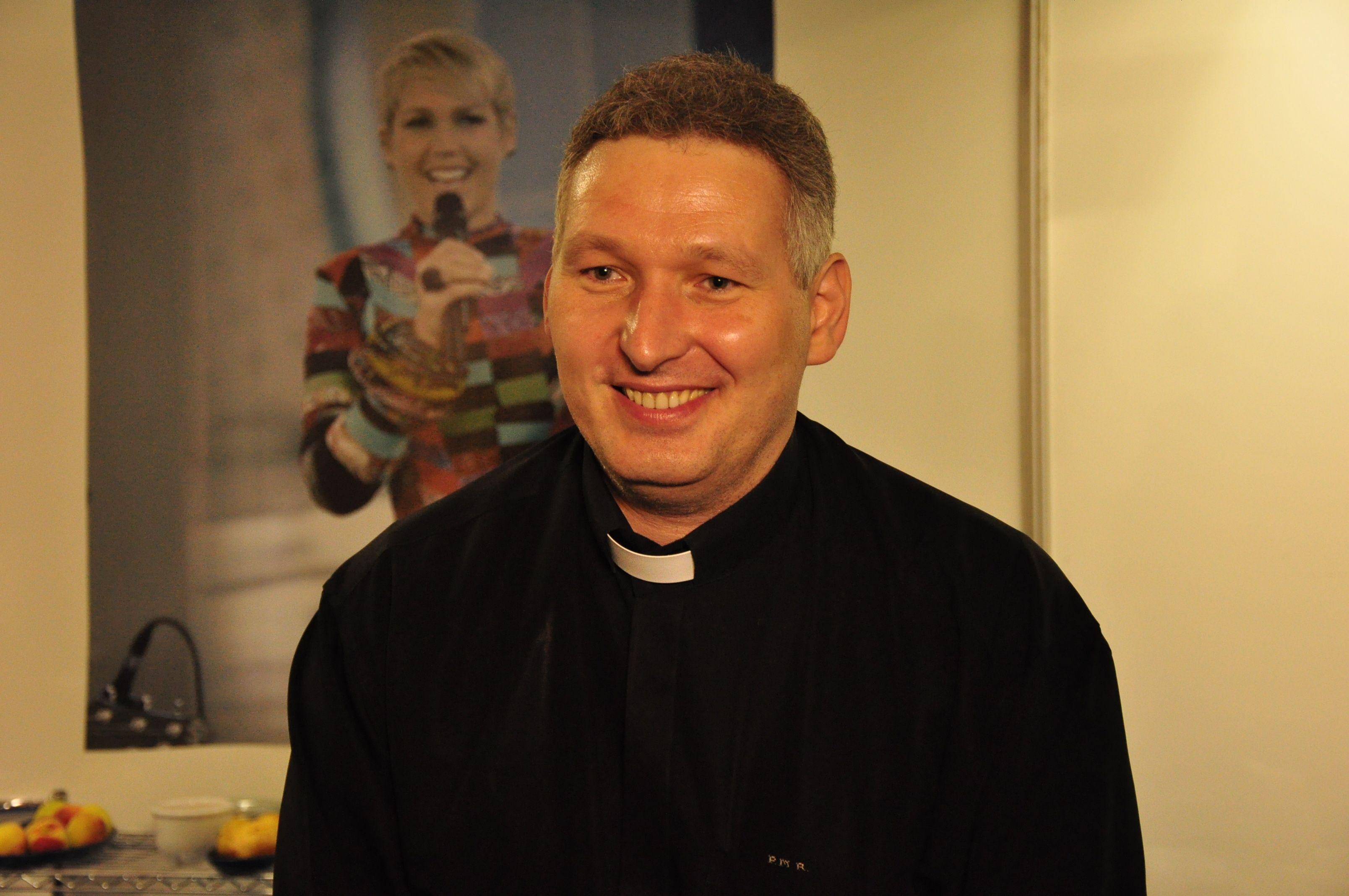 Imagem do Padre Marcelo Rossi sorrindo