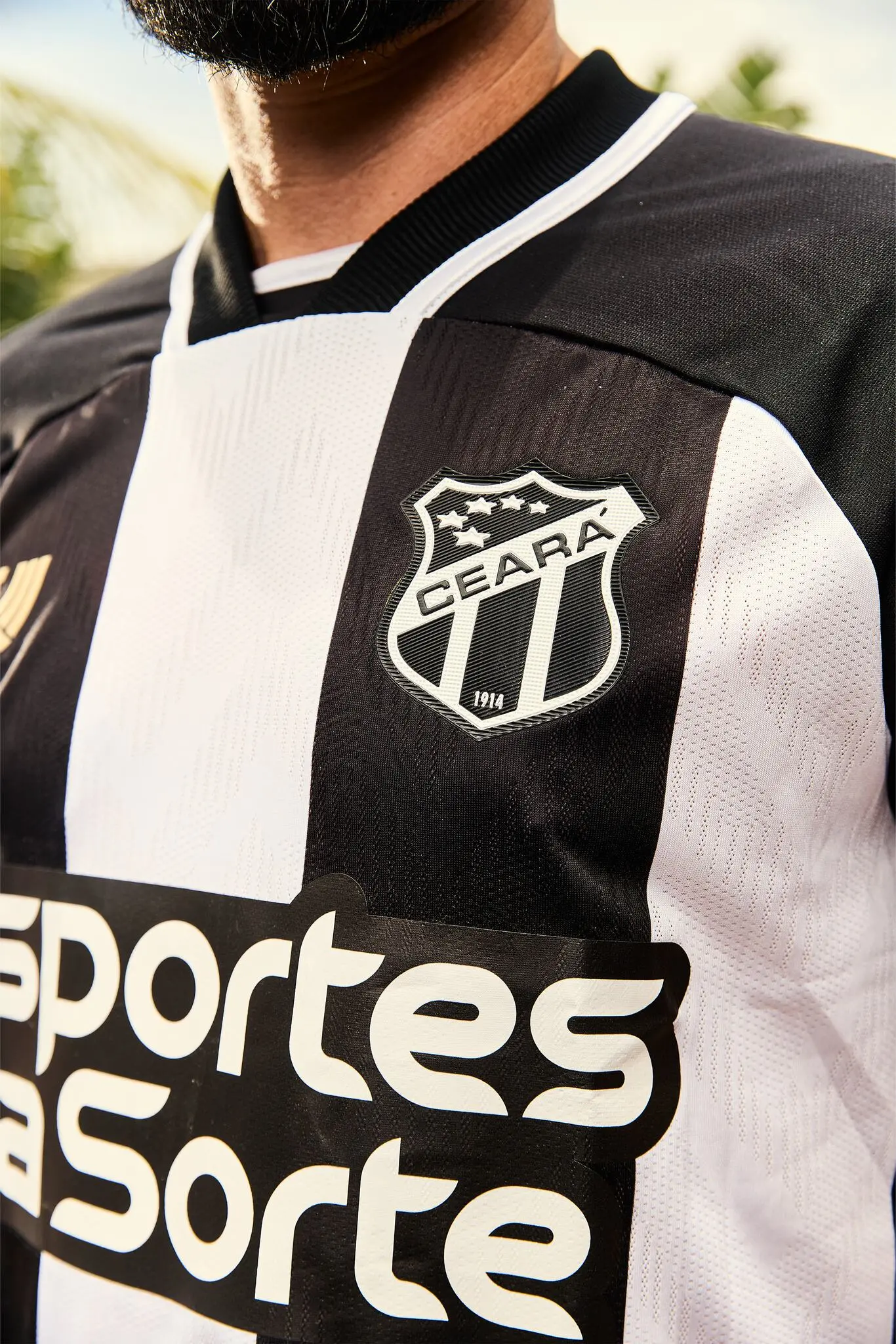 Foto da nova camisa do Ceará, listrada em preto e branco, para temporada de 2025.