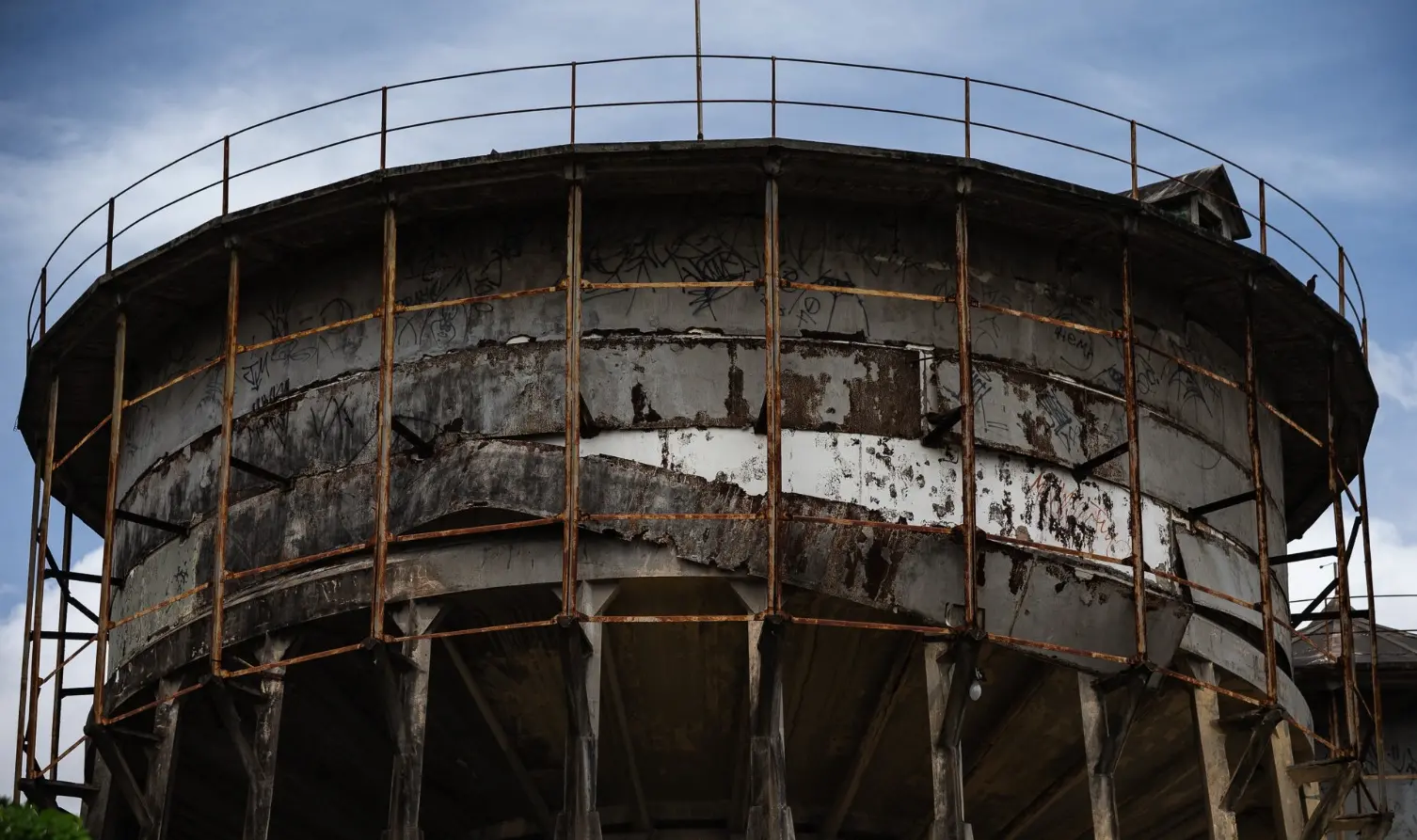 Detalhe de desgaste estrutural caixa dágua Benfica
