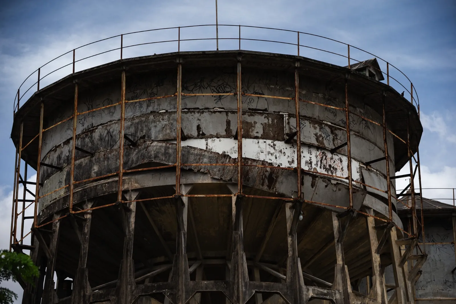 Estrutura metálica reveste caixa d'água centenária