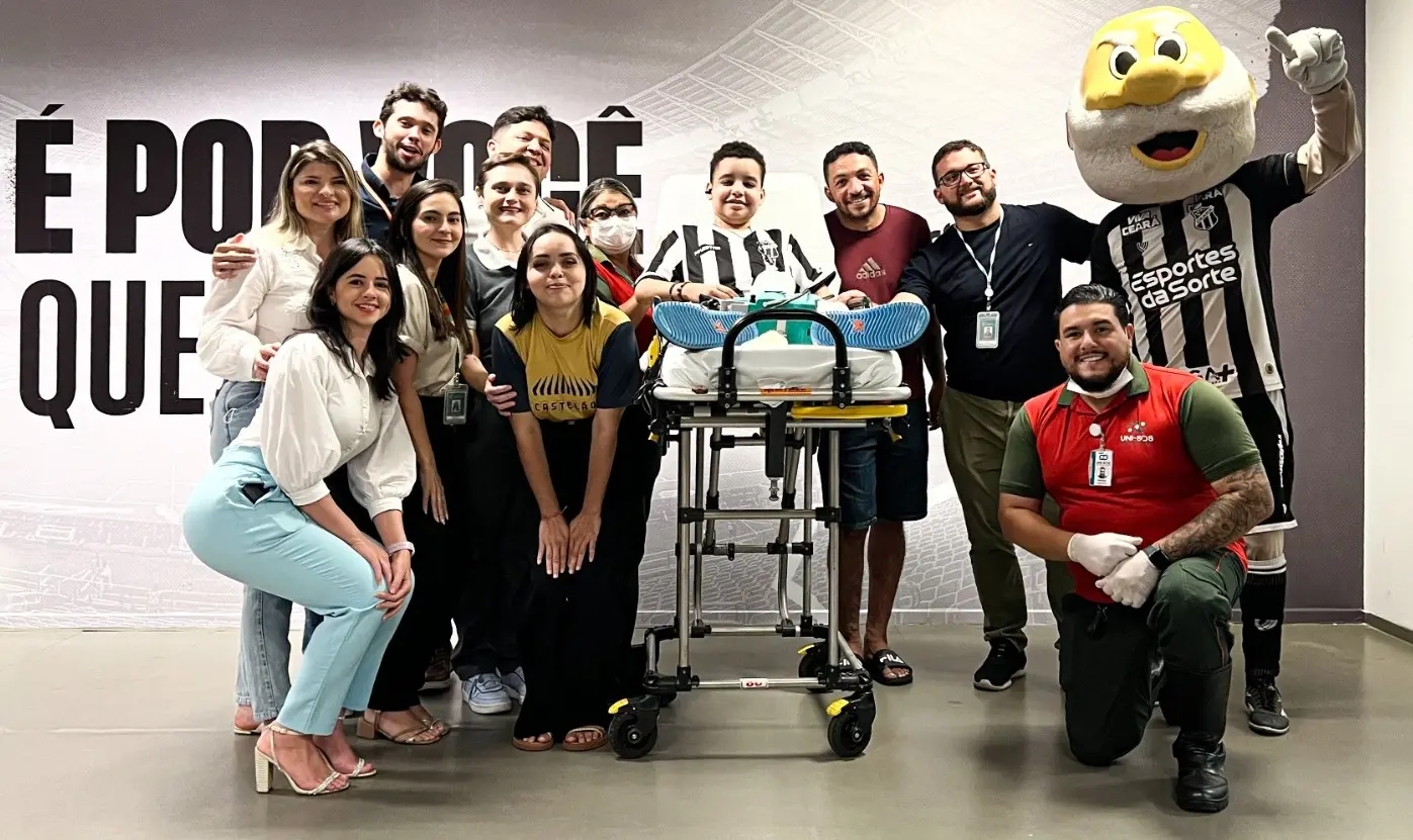 Pedro fez foto com a equipe de saúde do Hias