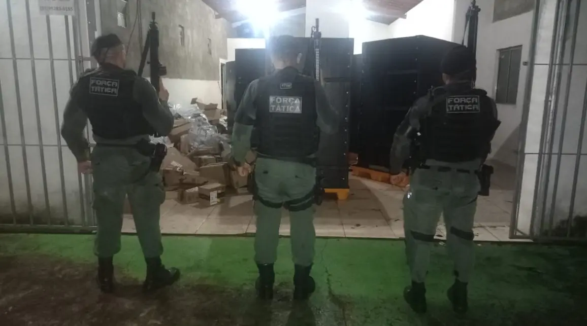 Policiais com carga roubada encontrada em Horizonte