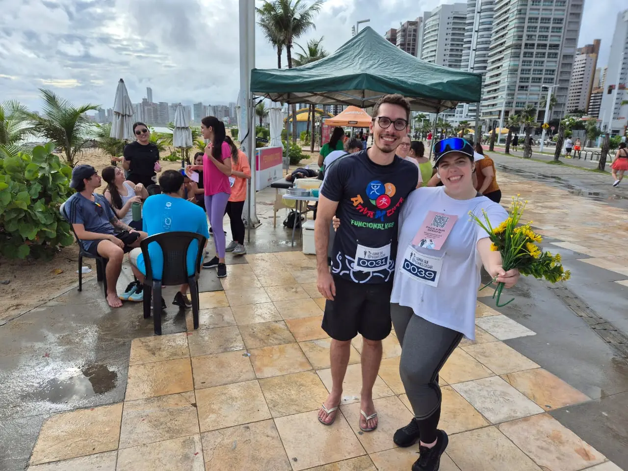 Casal posa para foto em frente a barraca de corredores
