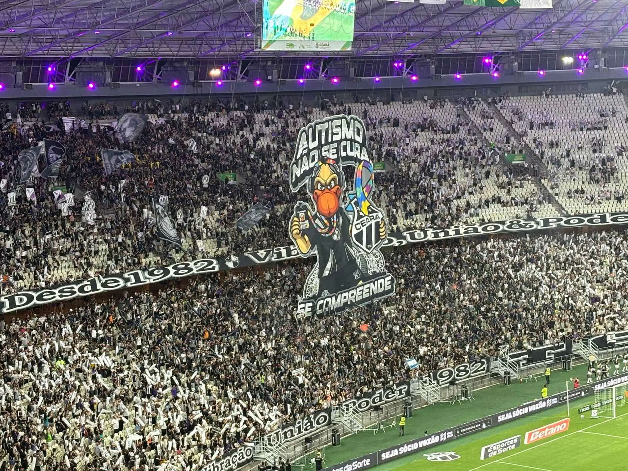 Foto da arquibancada mosaico 3D da torcida do Ceará em alusão ao Dia Mundial de Conscientização do Autismo