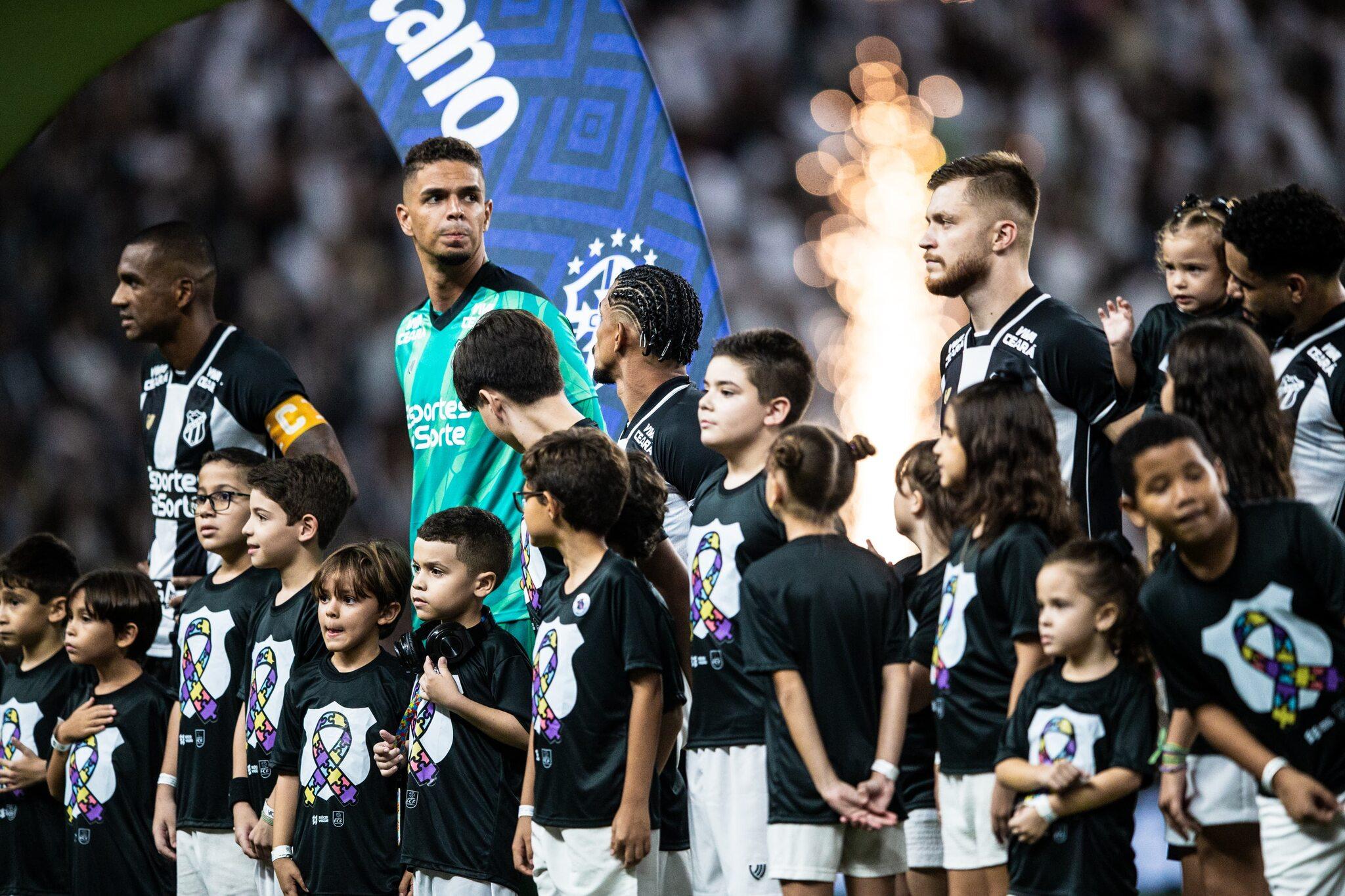 Foto de crianças que entraram em campo com o Ceará com a camisa em alusão ao autismo