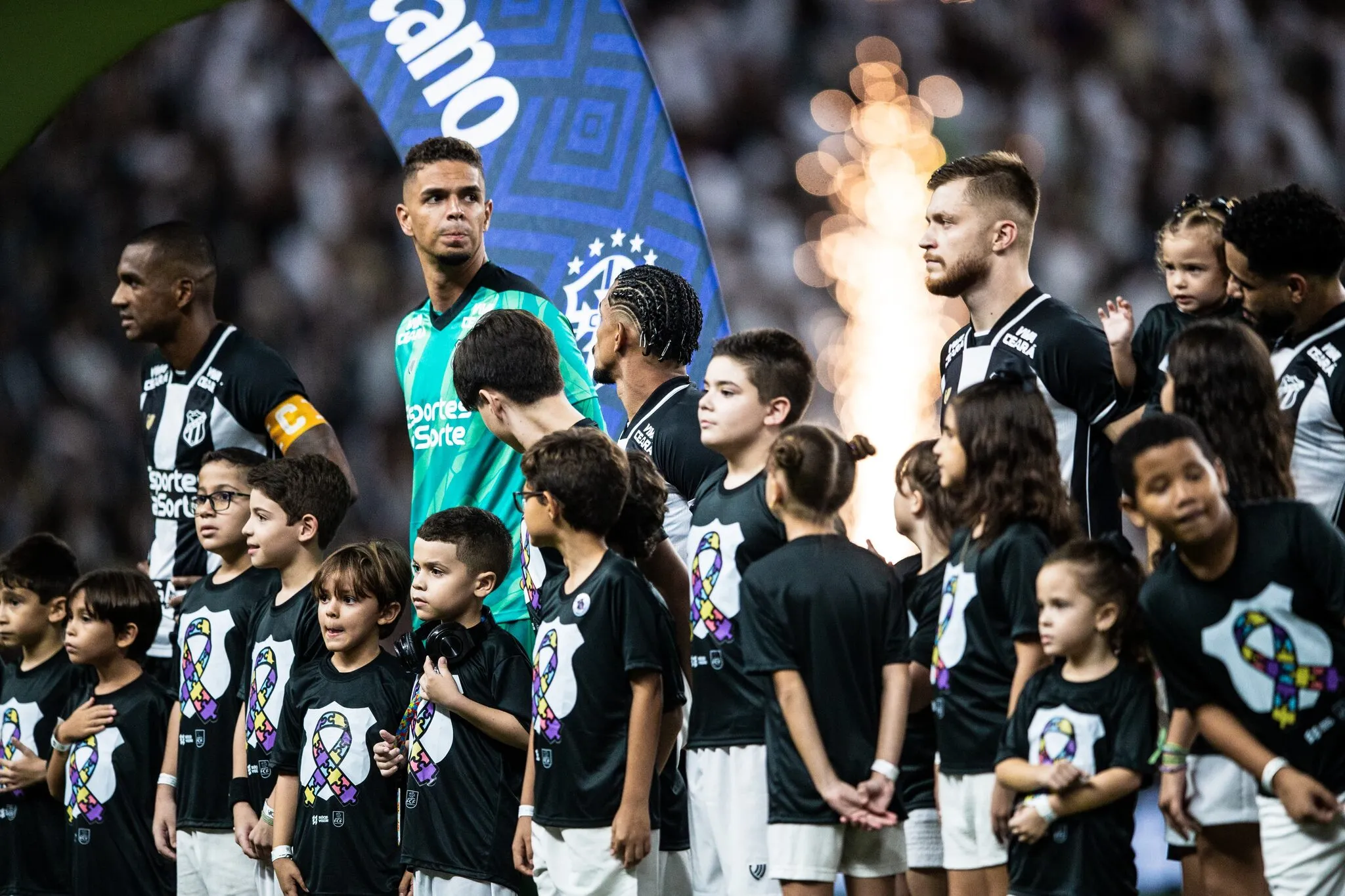 Crianças que entraram em campo com o o time usavam camisa em alusão ao autismo