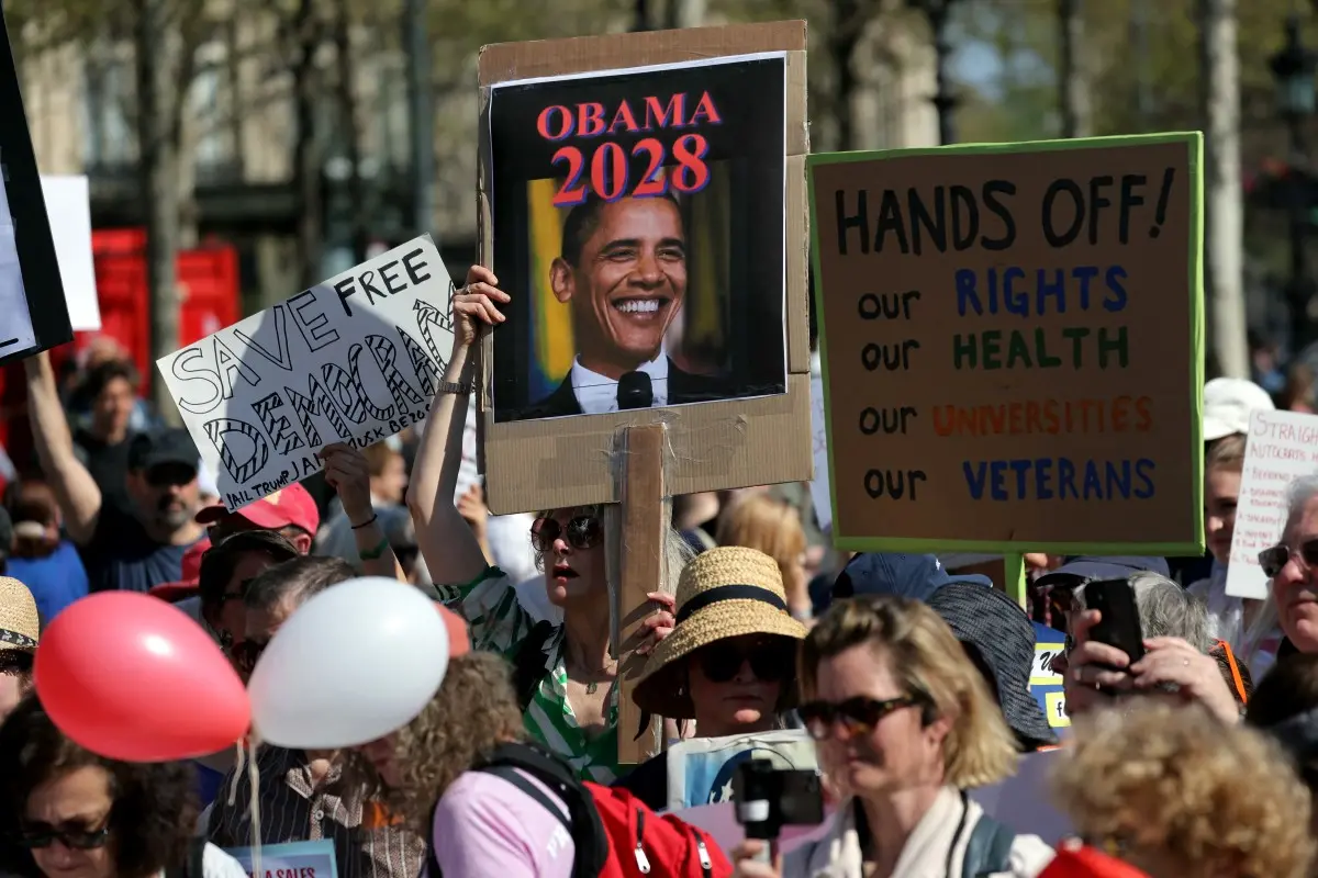 Um manifestante segura um cartaz representando o ex-presidente dos EUA, Barack Obama, durante uma manifestação 