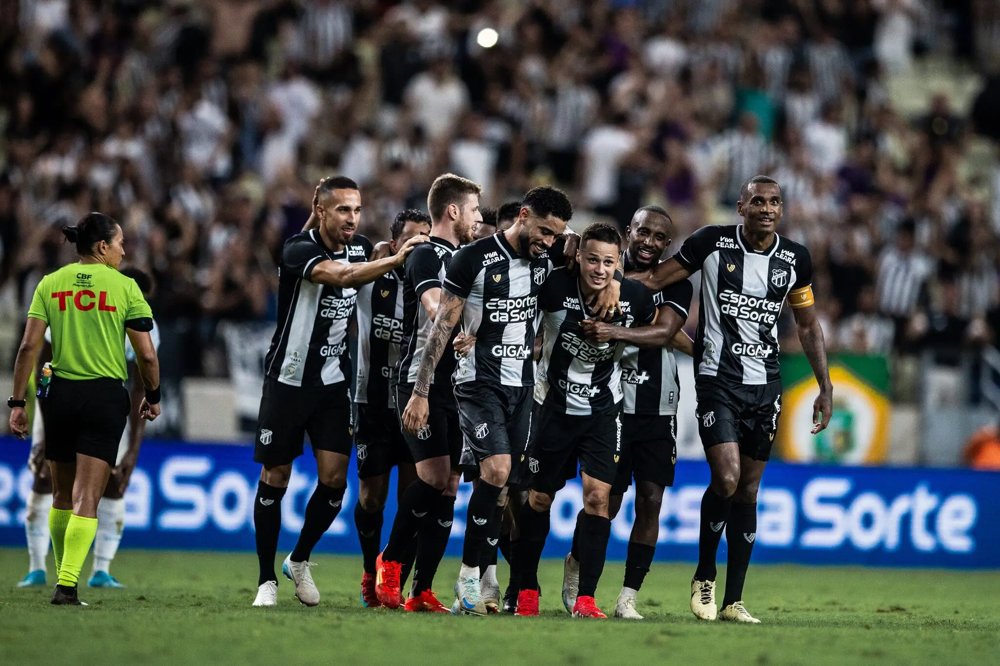 Foto de comemoração dos jogadores do Ceará na vitória sobre o Grêmio por 2 a 0 na Arena Castelão