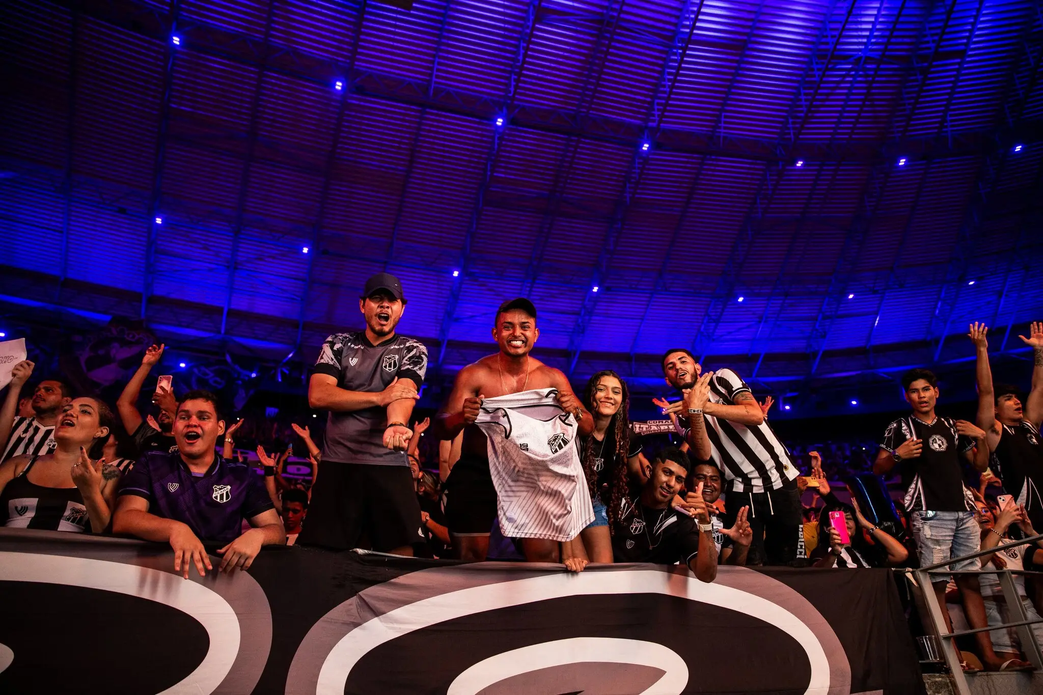 Foto da torcida comemorando a vitória