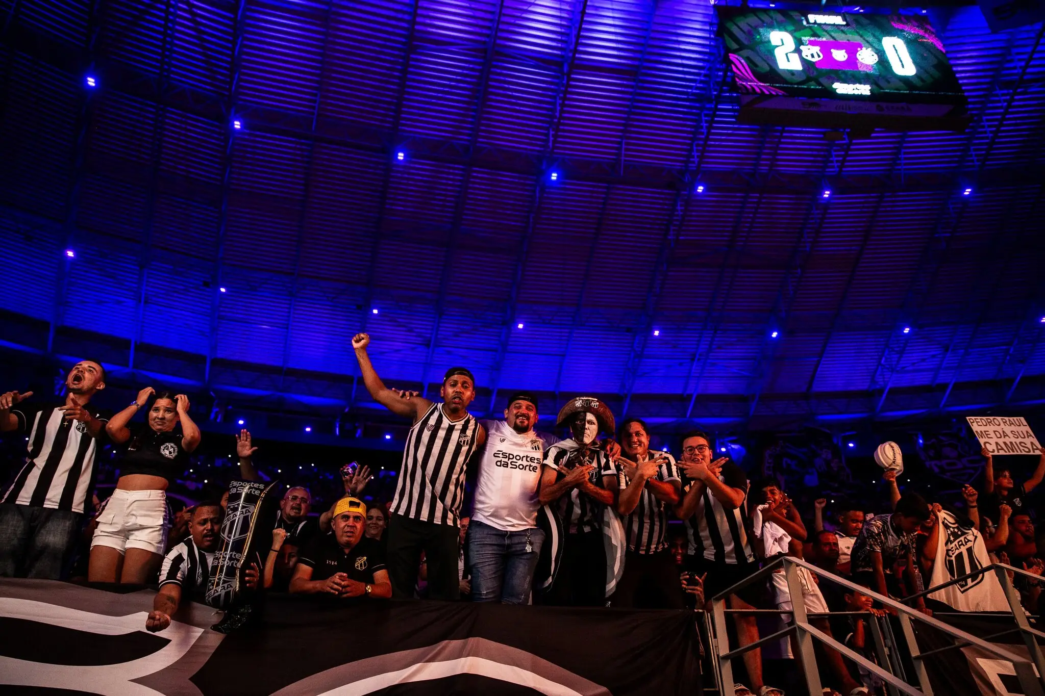 Foto de torcida alvinegra comemorando partida vencida sobre o grêmio