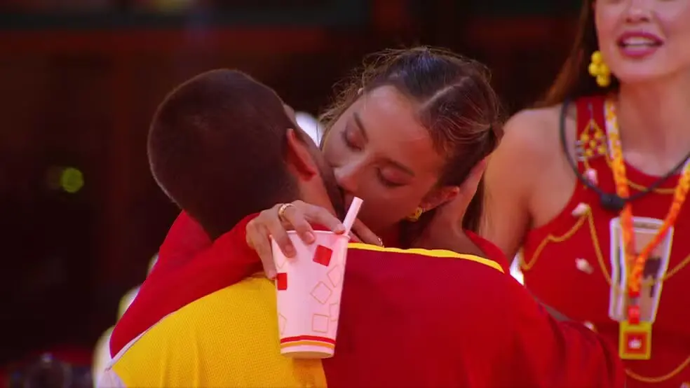 Imagem mostra Maike e Renata, participantes do BBB 25, se beijando durante festa na madrugada deste domingo (6)