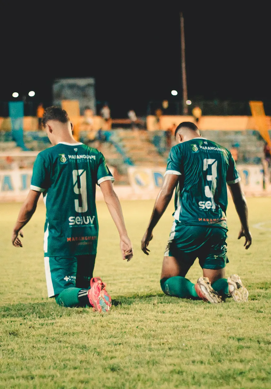 Jogadores do Maranguape de joelhos após o acesso do time