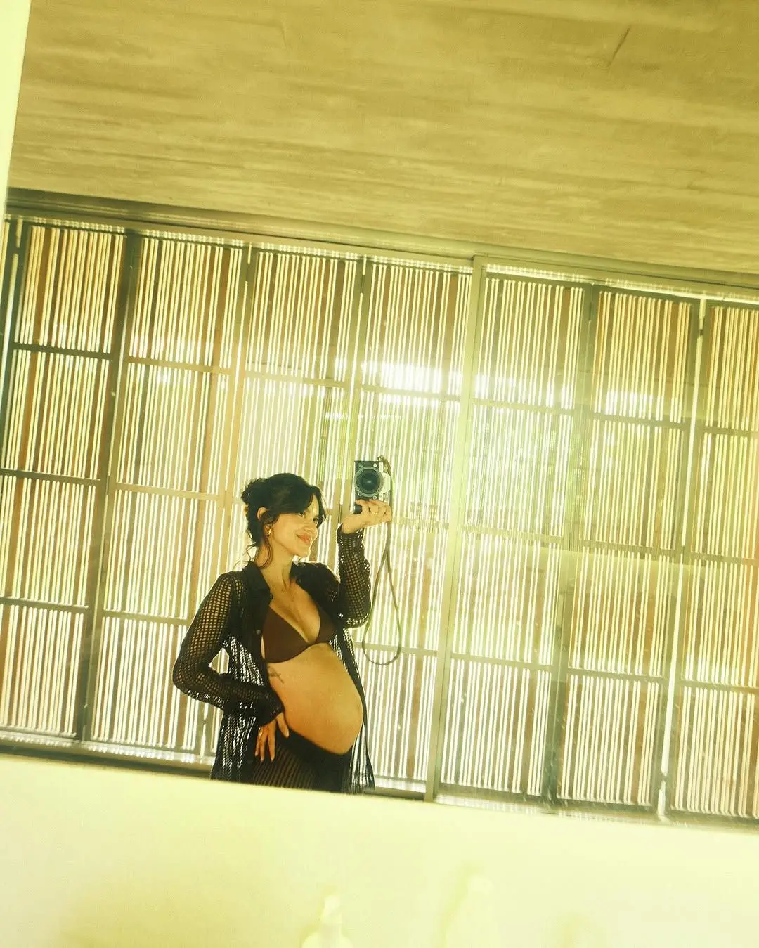 selfie de Manu Gavassi em espelho