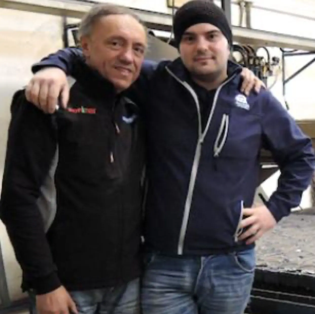 Empresário italiano Guido Bertola (à esquerda) é acusado de mandar matar o seu funcionário albanês Alban Gropçaj (à direita), em Caucaia