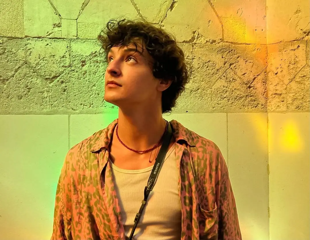 Ator Pedro Waddington olhando para o lado em uma foto poética e artística