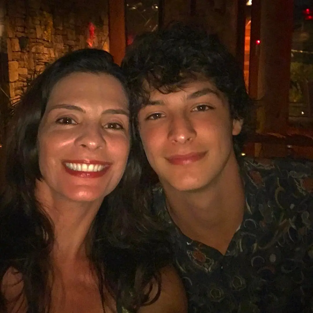 Helena Ranaldi sorrindo em uma foto ao lado do filho Pedro Waddington