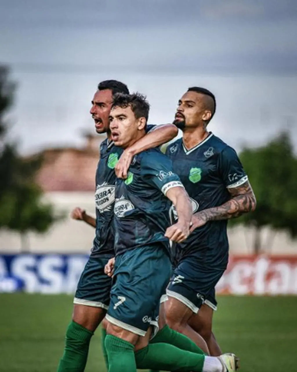 Jogadores do Floresta comemoram gol