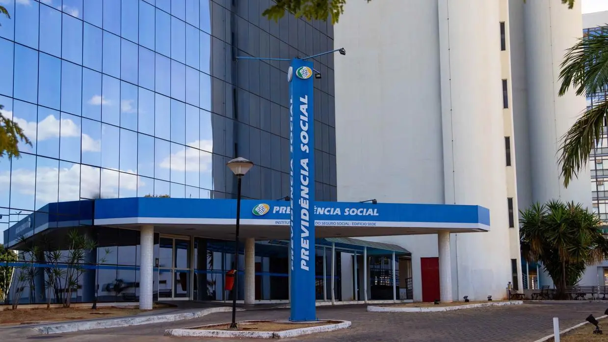 Foto da fachada da previdência social, responsável pelas parcelas do décimo terceiro do INSS