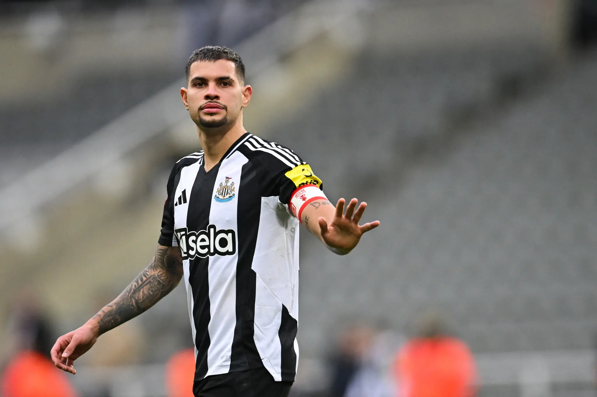 Foto de Bruno Guimarães, que deve ser titular do Newcastle contra o Leicester pela Premier League