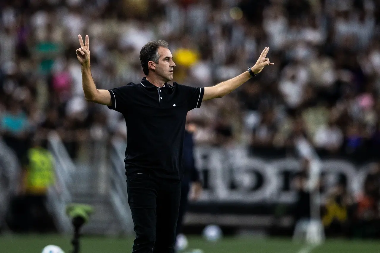 Léo Condé na beira do campo no comando do Ceará