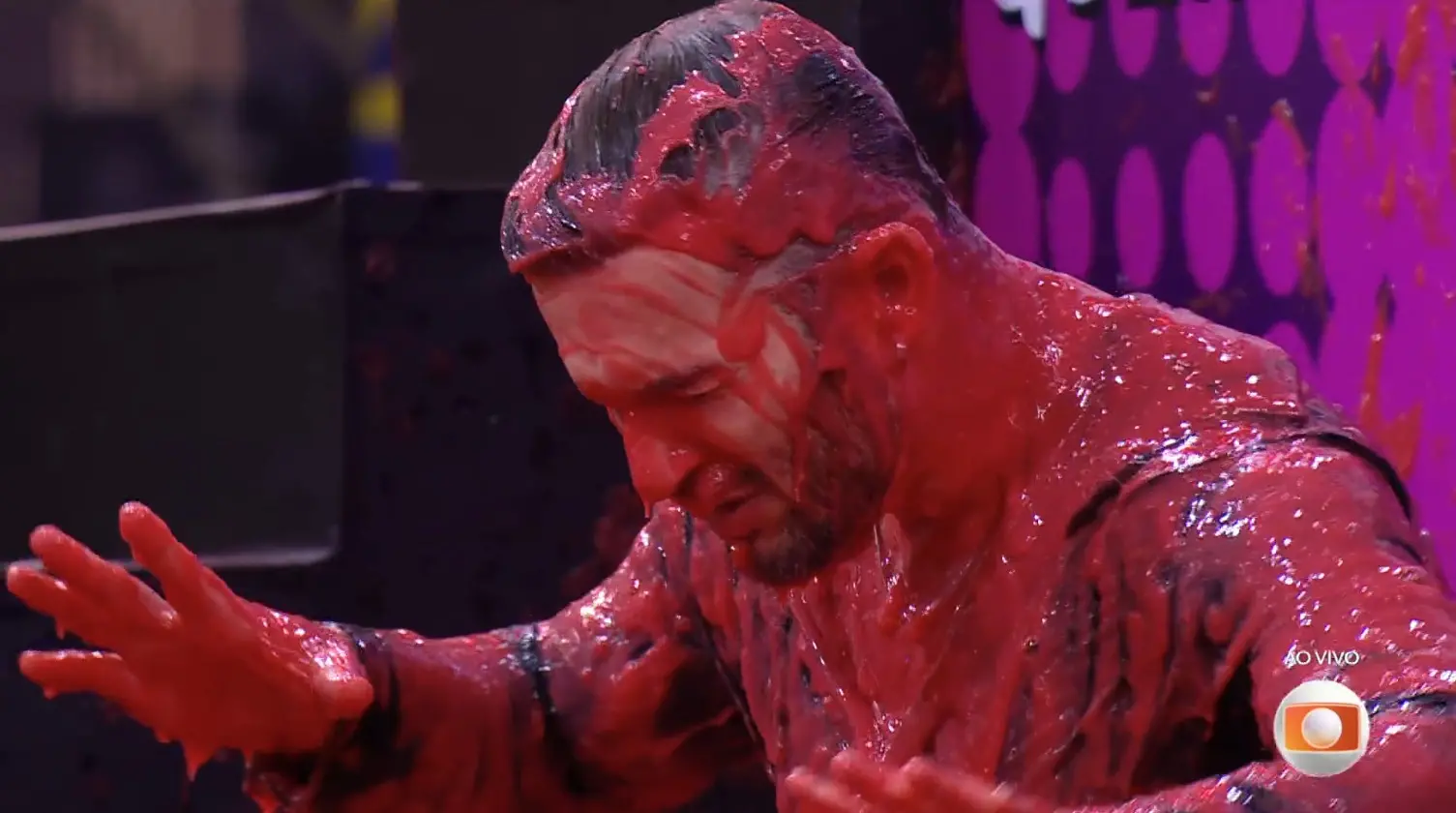 Diego Hypólito sujo de gosma durante o Sincerão do BBB 25