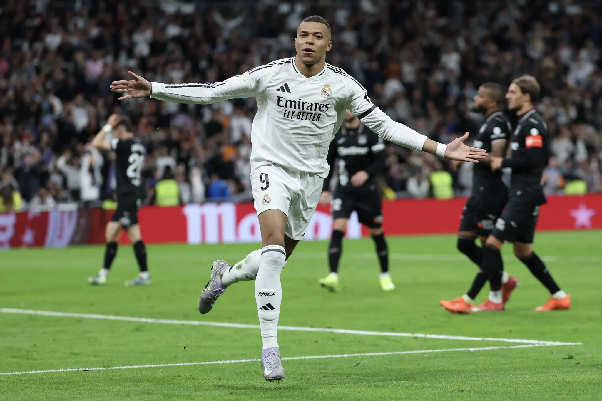 Foto de Mbappé comemorando gol com a camisa do Real Madrid