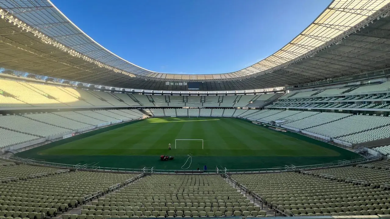 Imagem em plano aberto da Arena Castelão em uma manhã de sol