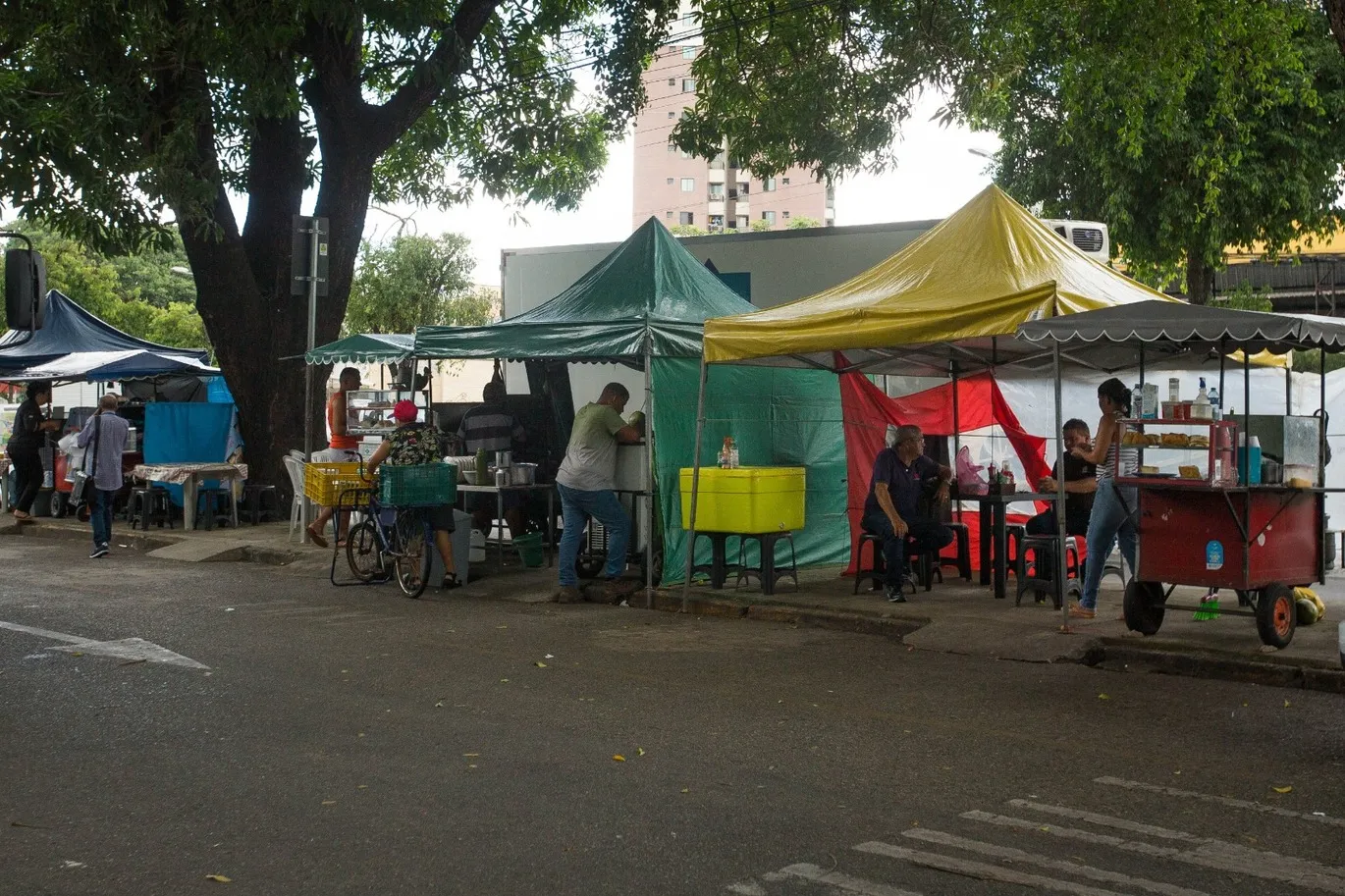 Quiosques de comida na frente do Detran da Godofredo Maciel movimentam a economia há anos