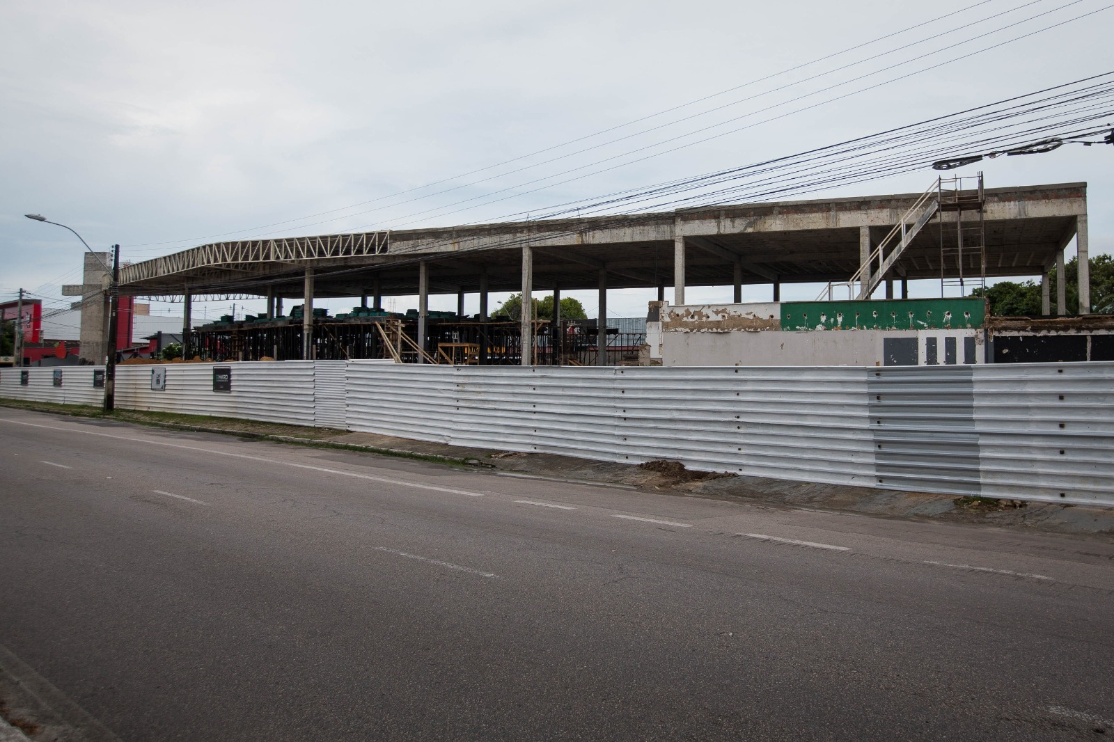 Obra de strip mall na avenida Godofredo Maciel