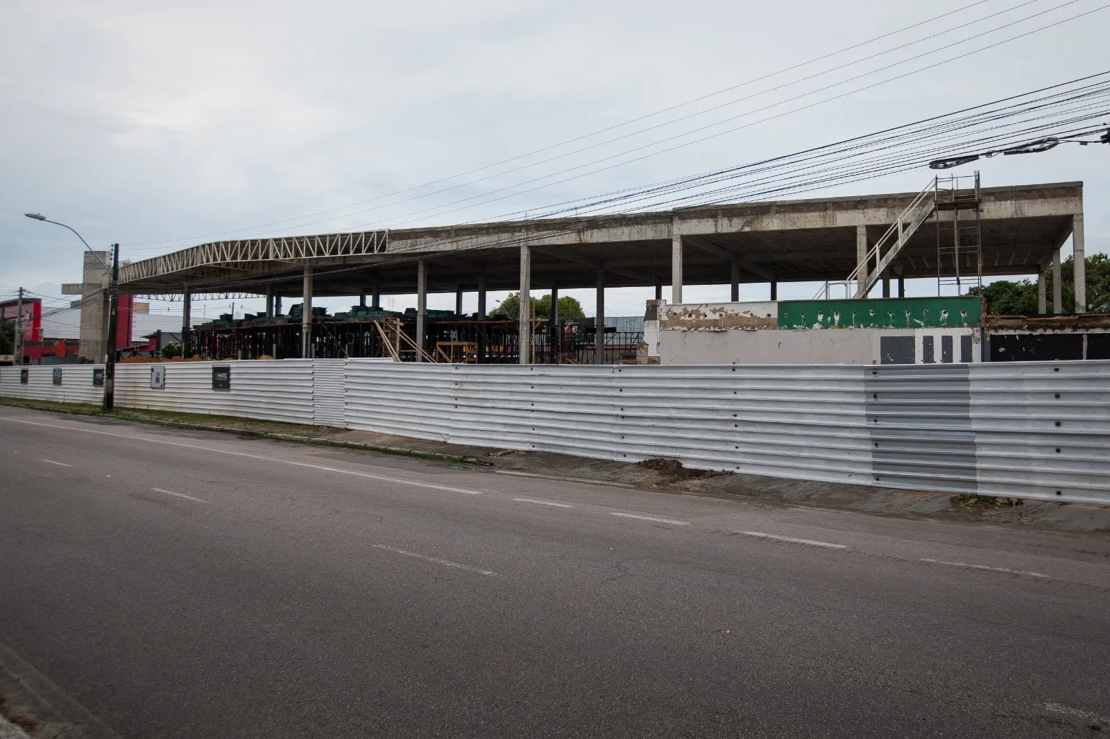 Obra de novo strip mall na avenida Godofredo Maciel na frente da Lagoa da Maraponga evidencia desenvolvimento da região