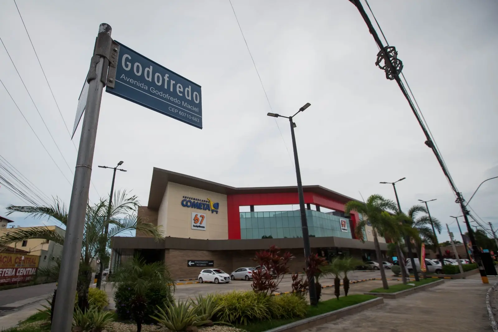 Godofredo Maciel mall com supermercado