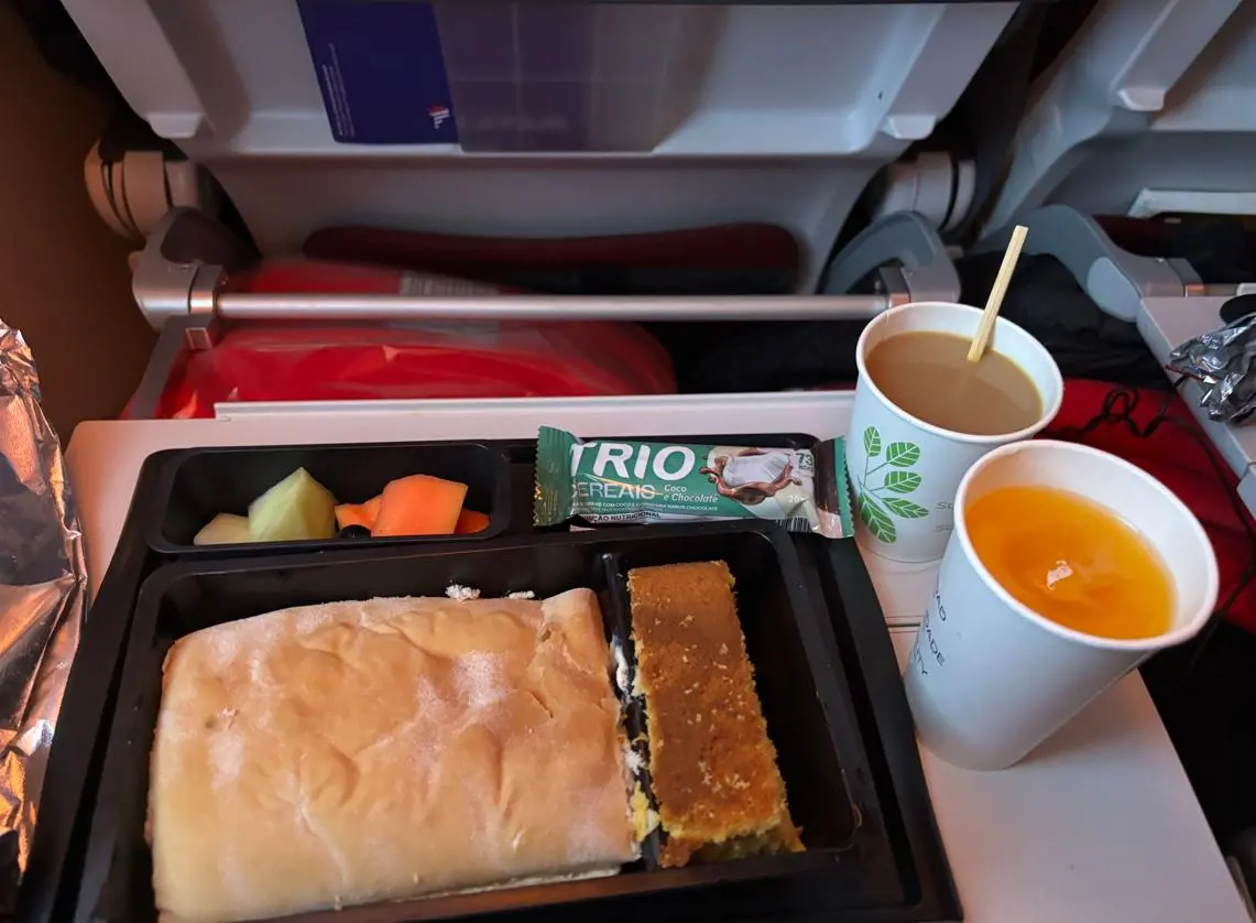 Café da manhã servido após aproximadamente 40 minutos de voo