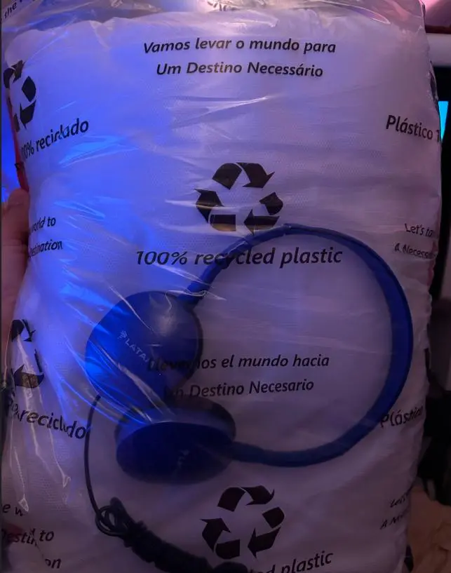 Kit com manta, travesseiro e fone de ouvido da Latam