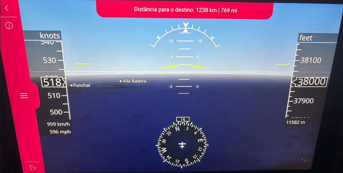 Monitor indicando velocidade em relação ao solo e altitude do voo