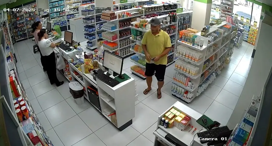 Momento do assalto registrado por câmeras de segurança na farmácia