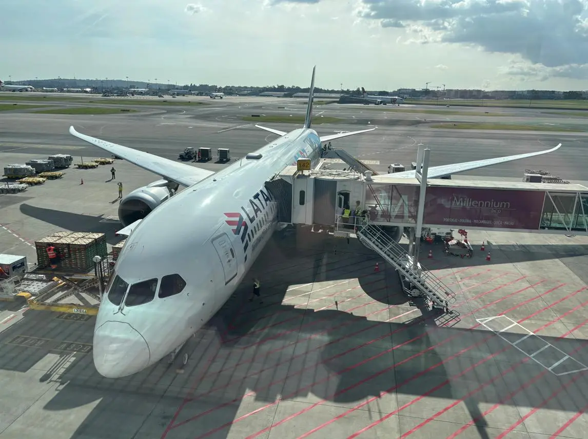 Boeing 787-9 no finger do aeroporto de Lisboa