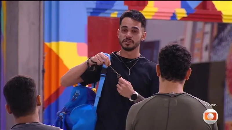 João Gabriel se despede dos outros participantes após ser elimnado do BBB 25