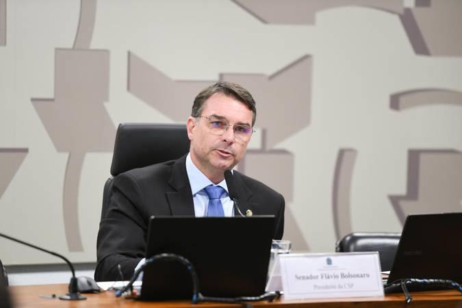 Senador Flávio Bolsonaro, autor do PL que libera o porte de armas para advogados