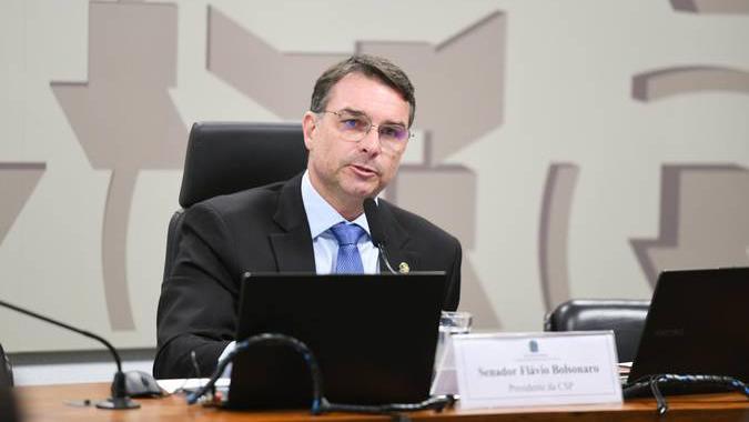 Senador Flávio Bolsonaro, autor do PL que libera o porte de armas para advogados