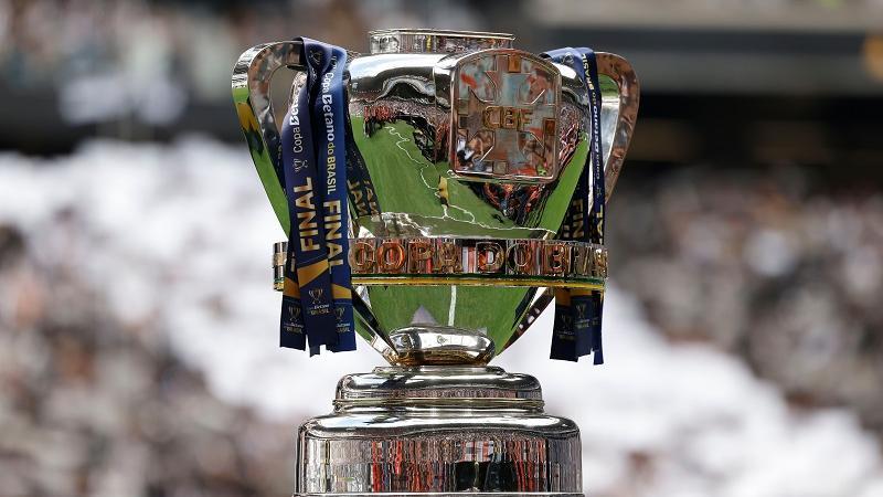 Taça da Copa do Brasil exibida em estádio