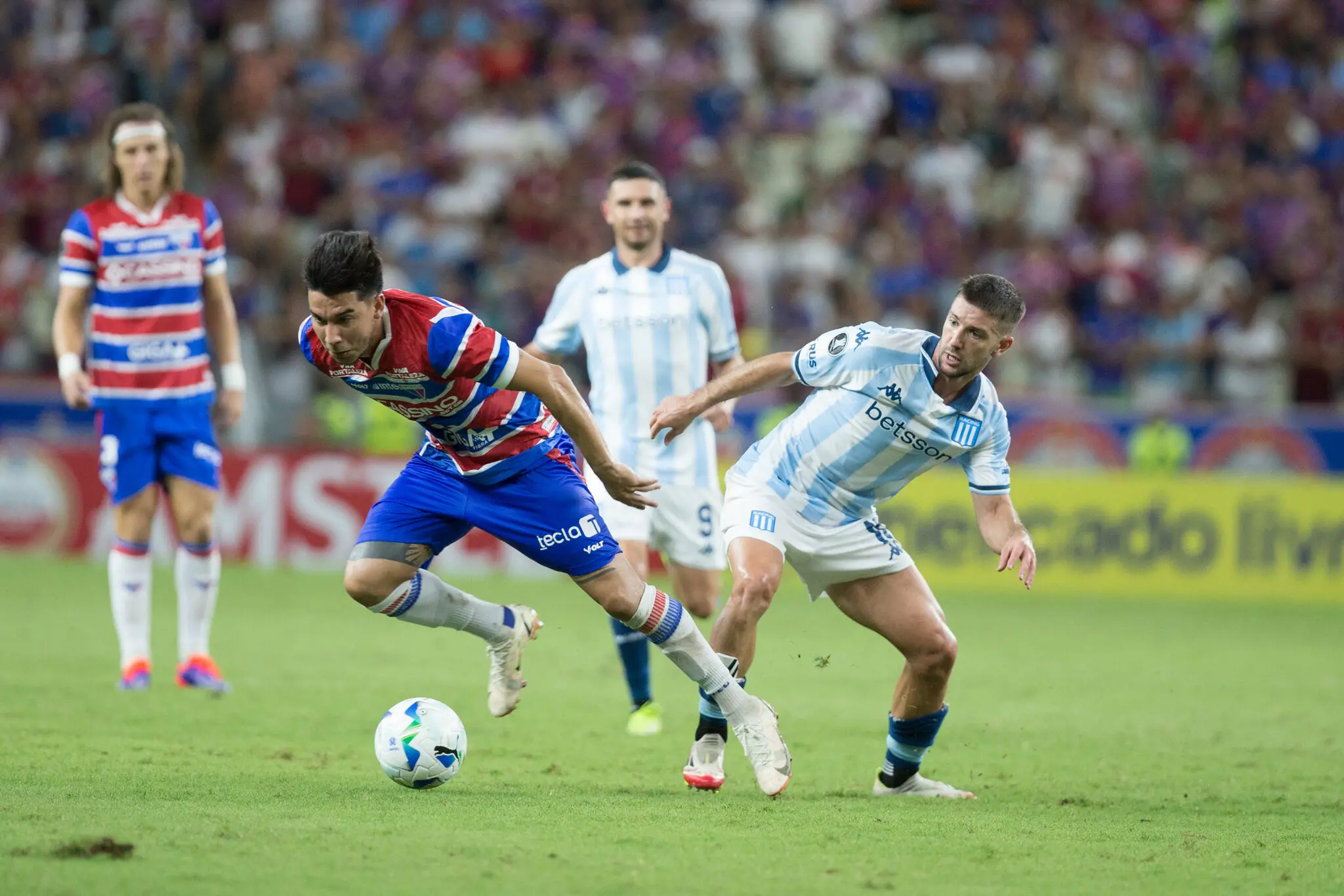 Foto de Pol Fernández, jogador do Fortaleza, durante jogo contra o Racing na Libertadores