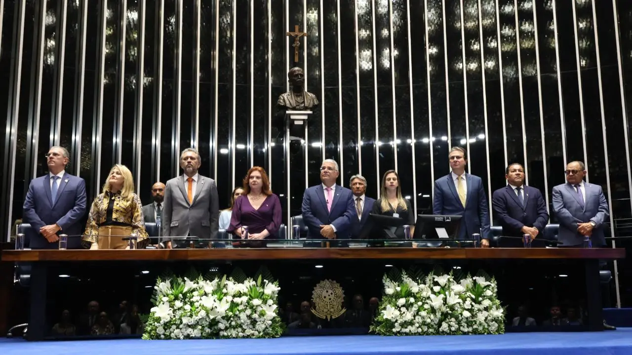 Imagem mostra autoridades que compuseram a mesa da sessão solene em homenagem ao centenário de nascimento de Edson Queiroz, realizada pelo Congresso Nacional.