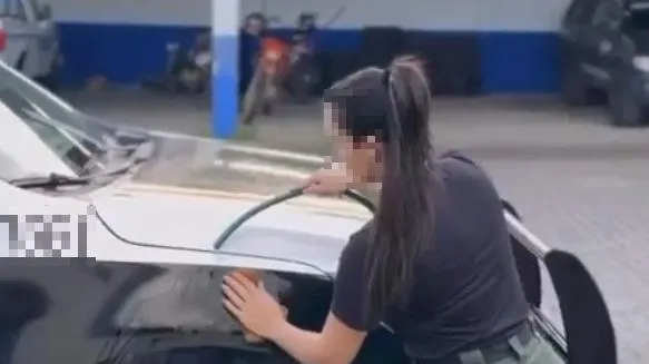Em um vídeo publicado nas redes sociais, a policial militar mostrava que os motoristas das viaturas policiais tinham que lavar o automóvel no Ceará