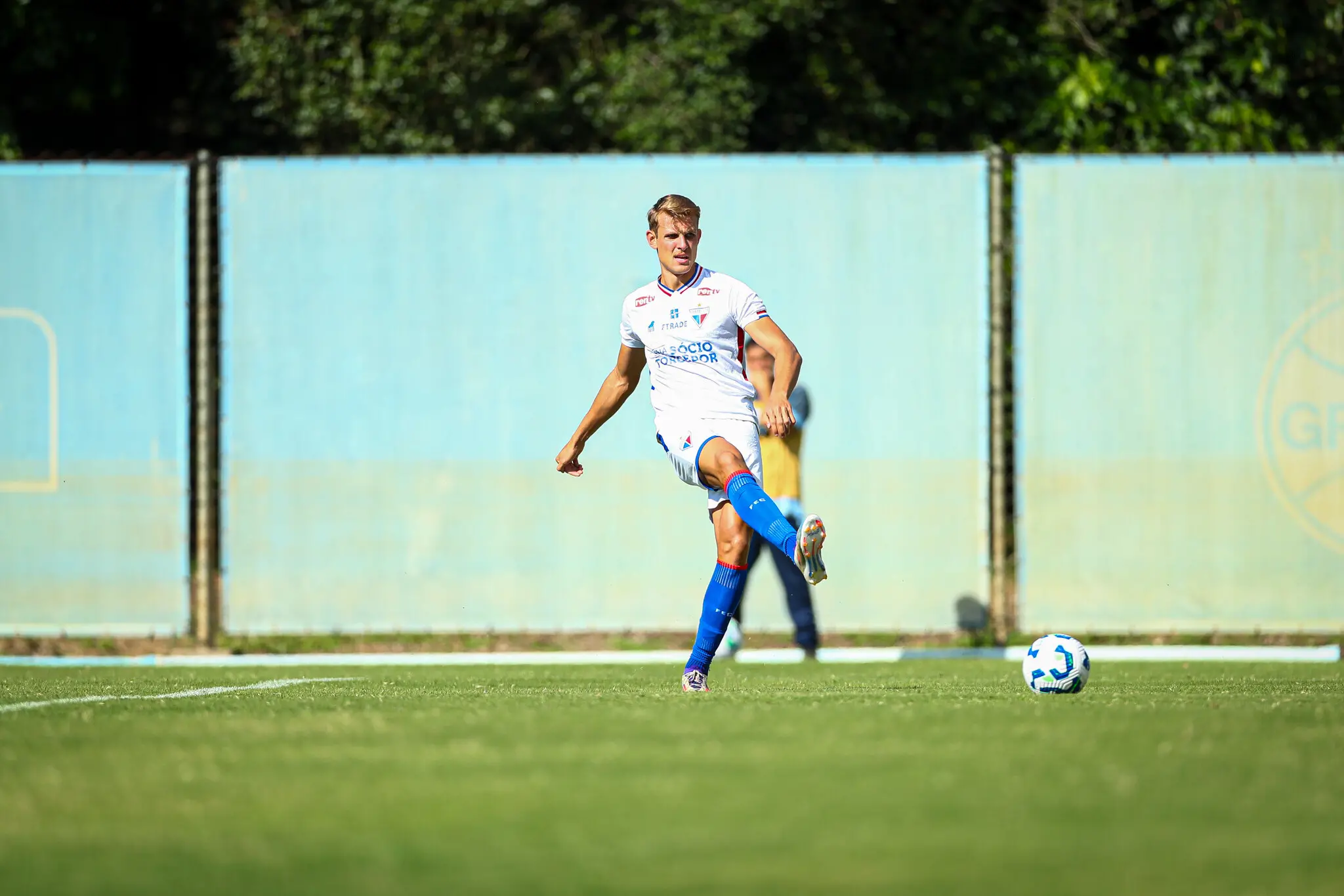 Foto de João Fuhr, zagueiro do Fortaleza, em derrota do Leão, para o Grêmio no Campeonato Brasileiro sub-20.