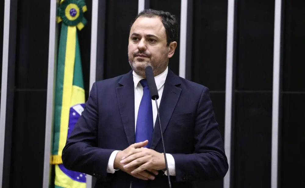 Imagem mostra deputado federal Glauber Braga, alvo de processo de cassação na Câmara do Deputados, na tribuna do Casa legislativa