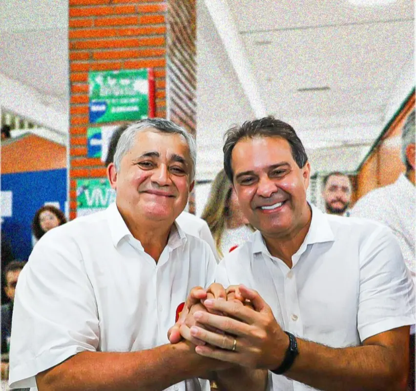 Evandro Leitão de mãos dadas com José Guimarães