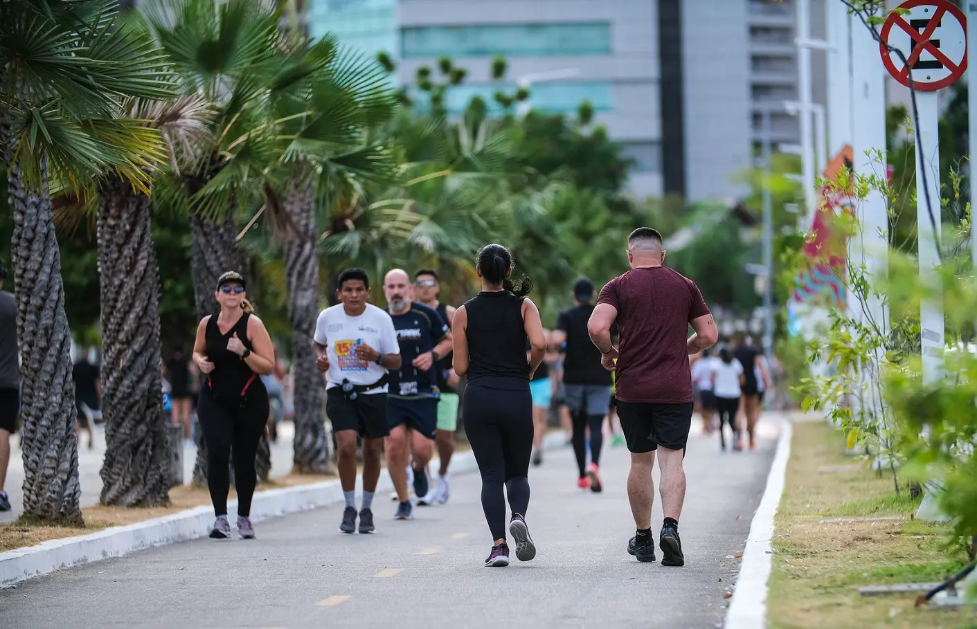 Homens e mulheres utilizam a Beira-Mar como ponto de treino de corrida em Fortaleza