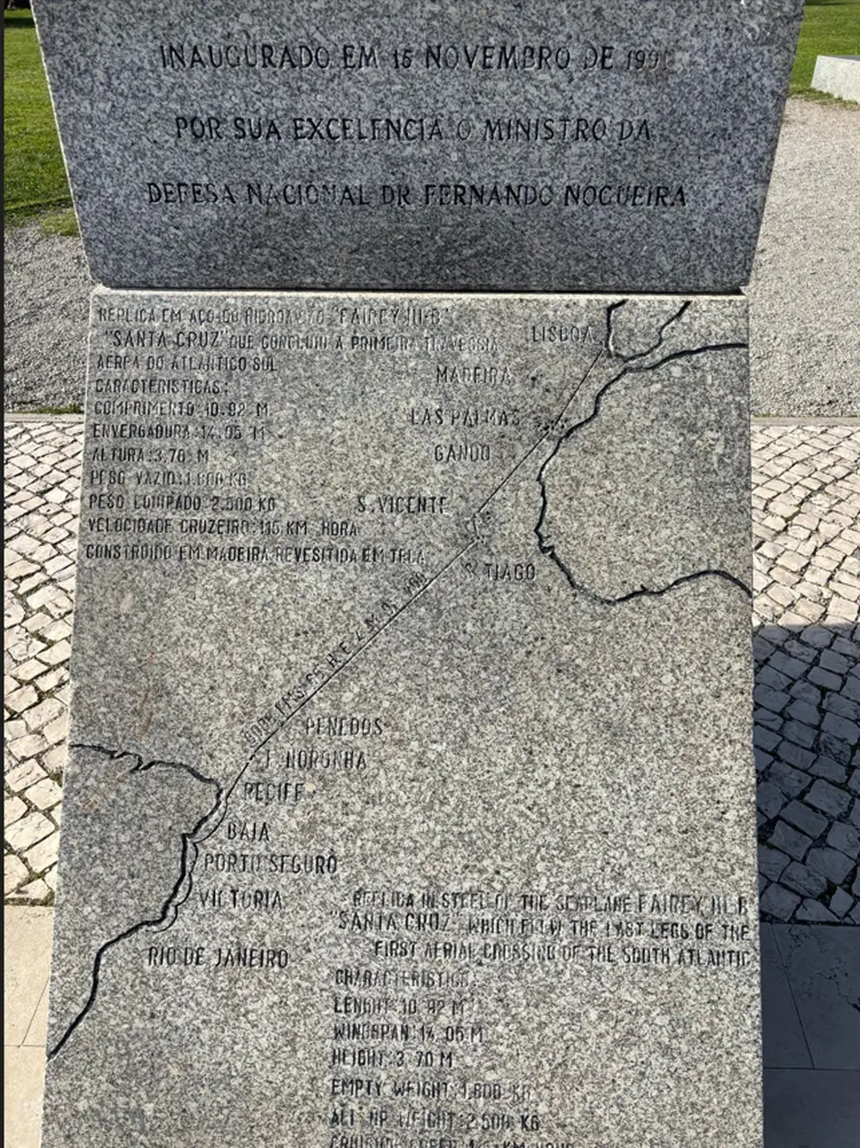 monumento em Belém mostrando o trajeto da primeira travessia do atlântico sul